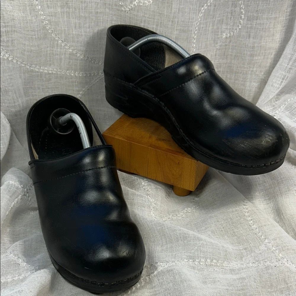 Dansko leather preloved clogs